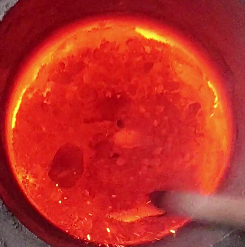 小型铁渣中频熔炼炉，采用IGBT节能电源模块，比传统电炉电烤箱节能