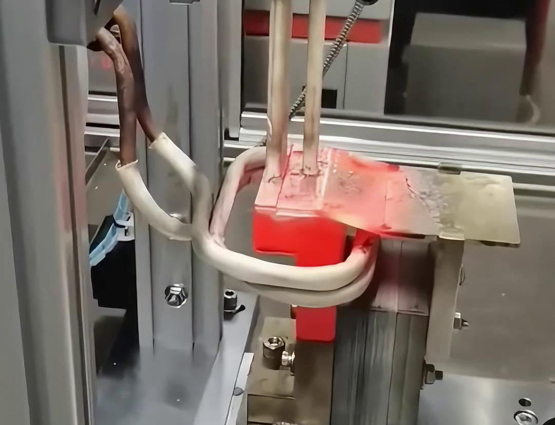 框架断路器母排铜排高频焊接过程。采用高频自动焊接