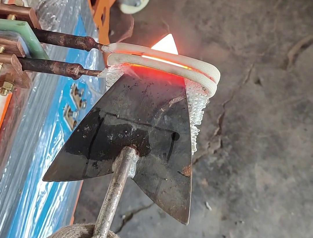 高频加热机：类三角铁锹小型工具淬火热处理的高效之选